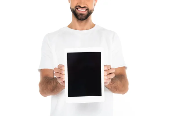 Vue recadrée de l'homme souriant tenant tablette numérique avec écran blanc isolé sur blanc — Photo de stock