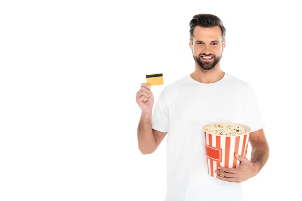 Mann mit großem Eimer Popcorn und Kreditkarte lächelt in die Kamera — Stockfoto