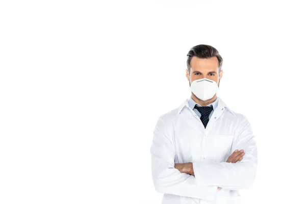 Médecin en manteau blanc et masque médical debout avec les bras croisés isolés sur blanc — Photo de stock