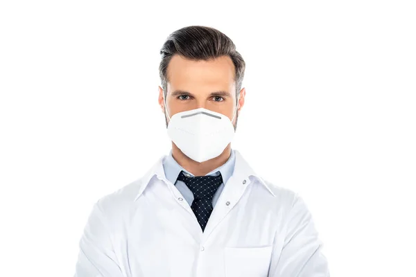 Médecin en masque médical et manteau blanc regardant la caméra isolée sur blanc — Photo de stock