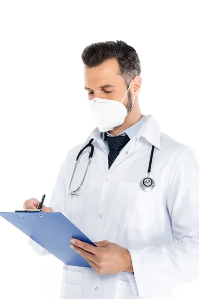 Médico con máscara médica y estetoscopio escrito en portapapeles aislado en blanco - foto de stock
