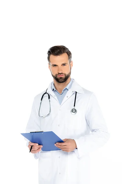 Médico com estetoscópio e prancheta olhando para a câmera isolada em branco — Fotografia de Stock