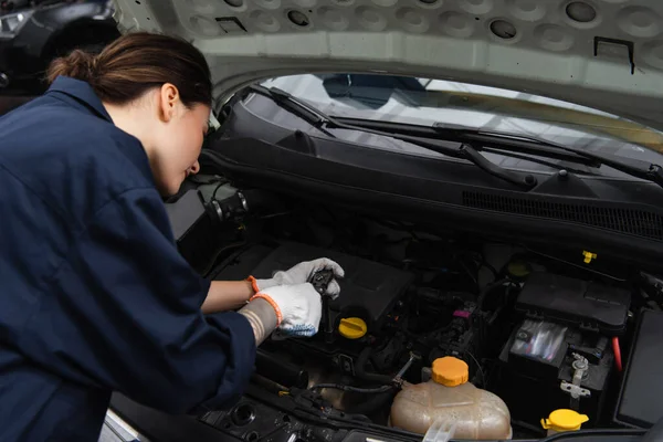 Mechaniker arbeitet mit Auto-Motor in Garage — Stockfoto