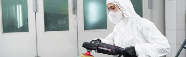 Workwoman em terno hazmat segurando carro polidor em serviço, banner — Fotografia de Stock