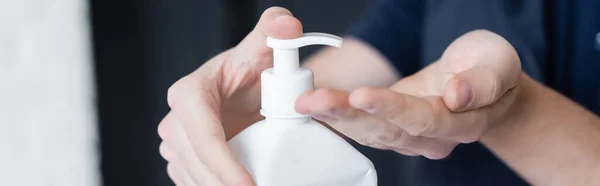 Cropped view of courier applying hand sanitizer, banner — Photo de stock
