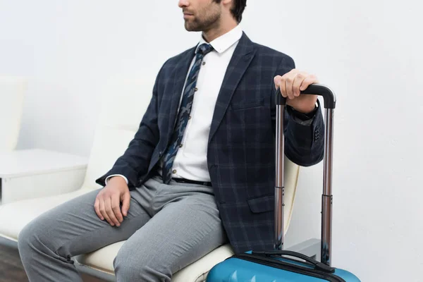 Vista recortada del hombre con bolsa de viaje esperando en la sala de salida — Stock Photo