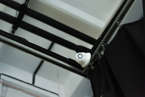 Низький кут огляду металевої конструкції камери cctv om — Stock Photo