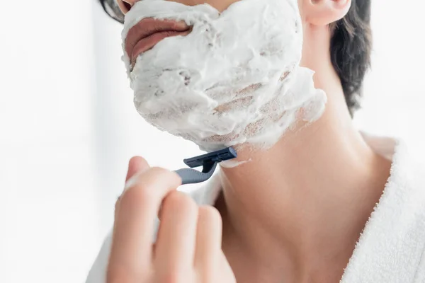 Close up view of cropped man shaving with safety razor — Stock Photo