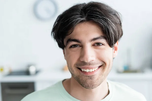 Retrato de hombre morena feliz mirando a la cámara - foto de stock