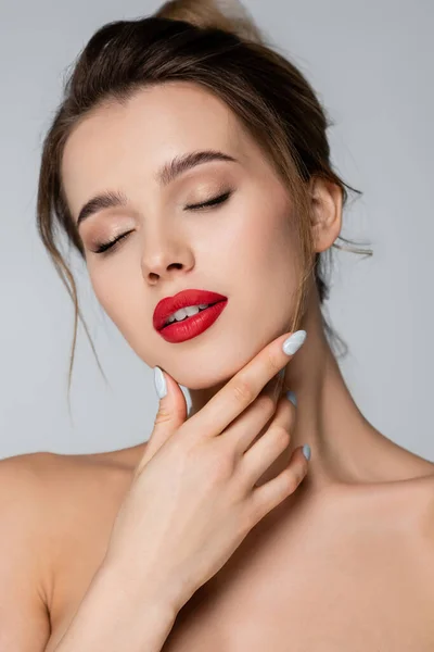 Charmante femme aux lèvres rouges et aux yeux fermés isolé sur gris — Photo de stock