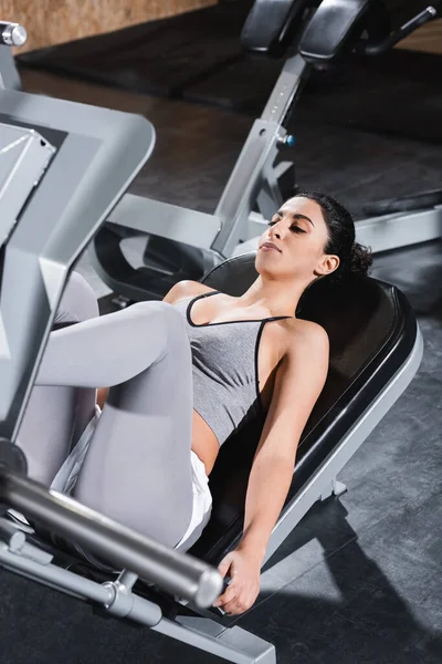 Nahost-Sportlerin trainiert im Fitnessstudio auf Beinpresse — Stockfoto