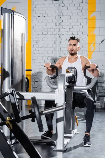 Entrenamiento de deportista en la máquina abdominales en el gimnasio - foto de stock