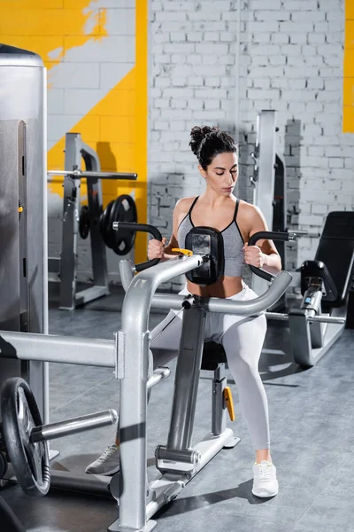 Nahost-Sportlerin trainiert auf Bauchtrainer im Sportzentrum — Stockfoto