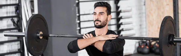Bärtiger muslimischer Sportler hebt Langhantel im Fitnessstudio, Banner — Stockfoto