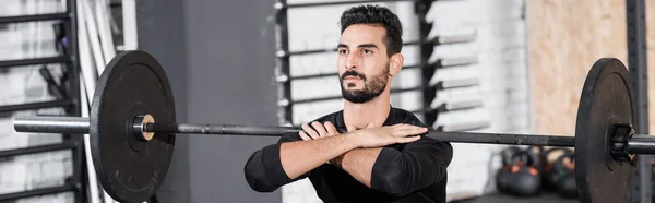 Barbell de levage de sportif musulman barbu dans la salle de gym, bannière — Photo de stock