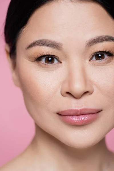 Nahaufnahme von asiatischen Frau mit Visage Blick auf Kamera isoliert auf rosa — Stockfoto