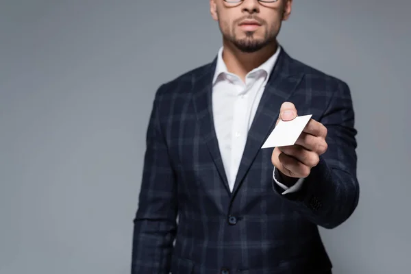 Ausgeschnittene Ansicht eines Geschäftsmannes im Blazer, der Blanko-Karte isoliert auf grau gibt — Stockfoto