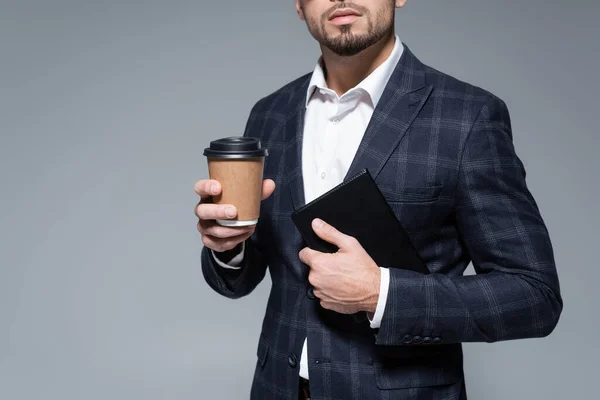 Vista ritagliata di uomo d'affari in blazer in possesso di tazza di carta e notebook isolato su grigio — Foto stock