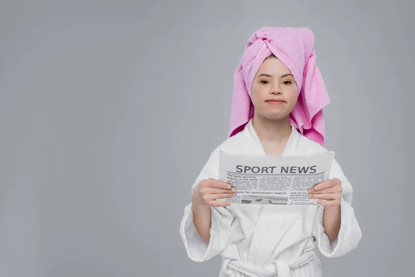 Femme avec le syndrome du duvet en peignoir et serviette tenant journal isolé sur gris — Photo de stock