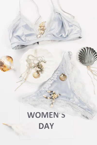 Vue du dessus de la carte avec lettrage de jour pour femmes près des accessoires et lingerie bleue sur fond blanc — Photo de stock