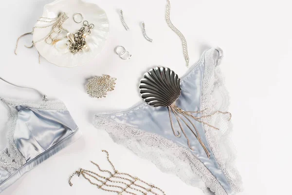 Vista superior de lingerie de seda e acessórios sobre fundo branco — Fotografia de Stock