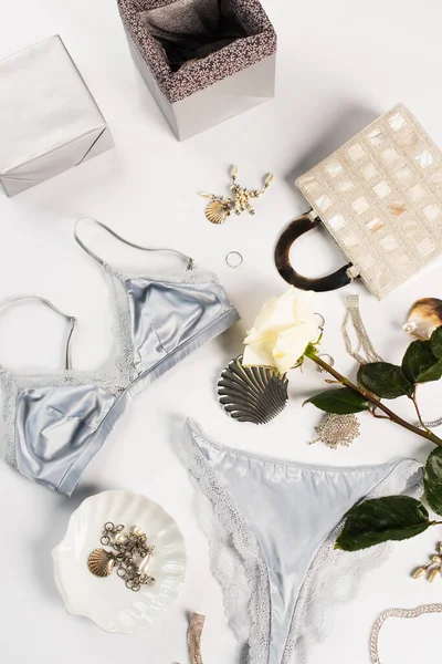 Vista dall'alto della confezione regalo, borsa e lingerie su sfondo bianco — Foto stock