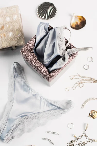 Vue de dessus de lingerie, accessoires et sac sur fond blanc — Photo de stock