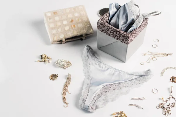 Lingerie vicino scatola e accessori su sfondo bianco — Foto stock