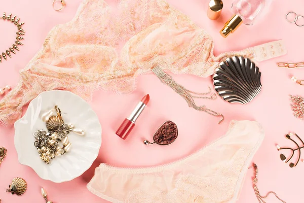 Vista superior de batom perto de acessórios, lingerie e perfume sobre fundo rosa — Fotografia de Stock