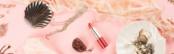 Draufsicht auf Lippenstift in der Nähe von Spitzenunterwäsche und Accessoires auf rosa Hintergrund, Banner — Stockfoto