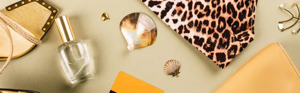 Vista dall'alto di profumo vicino conchiglie, carta di credito e reggiseno su sfondo verde, banner — Foto stock