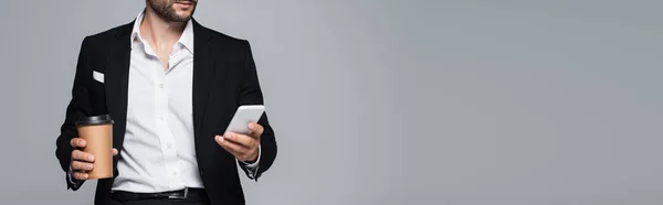 Vue recadrée de l'homme en tenue de cérémonie à l'aide d'un téléphone portable isolé sur gris, bannière — Photo de stock