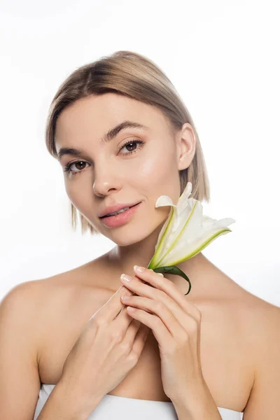 Mulher sensual com ombros nus segurando flor florescendo isolado no branco — Fotografia de Stock