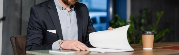 Vista parziale dell'uomo in giacca e cravatta in possesso di documenti nella hall dell'hotel, banner — Foto stock