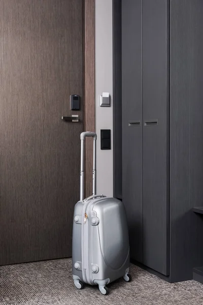 Graues Gepäck im modernen Hotelzimmer — Stockfoto