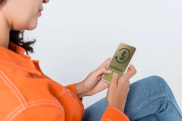 Vue recadrée de la femme à l'aide d'un smartphone avec cashback à l'écran isolé sur gris — Photo de stock