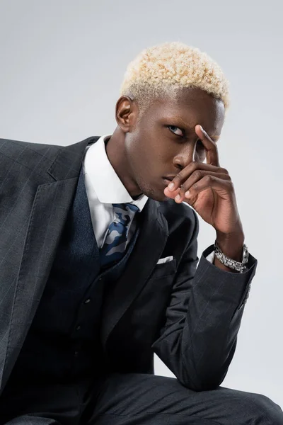 Blonde african american man in formal wear looking at camera isolated on grey — Stock Photo