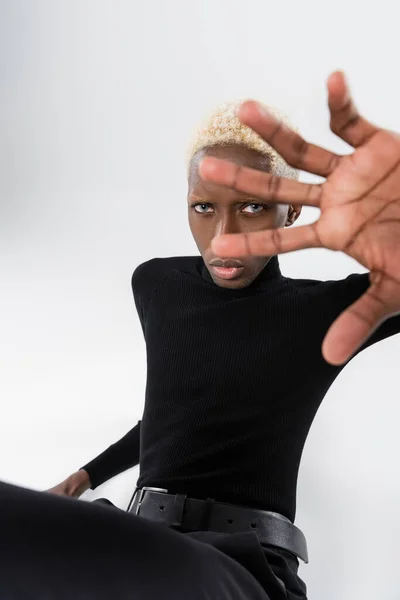 Blonde african american young man gesturing isolated on grey — Stock Photo