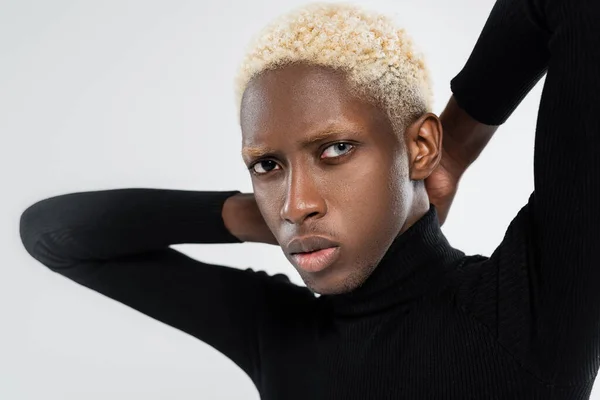 Портрет молодого афроамериканця з різними кольорами очей ізольовані на сірому — стокове фото