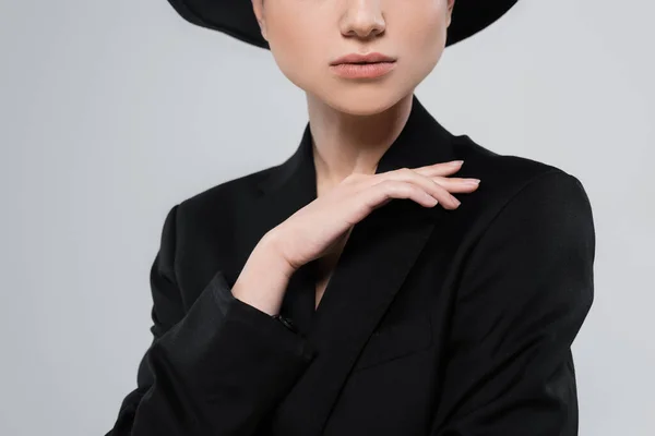 Vista recortada de mujer joven con la piel perfecta, vistiendo chaqueta negro aislado en gris - foto de stock