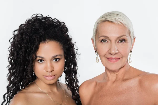 Femme afro-américaine aux épaules nues regardant la caméra près d'un ami âgé isolé sur gris — Photo de stock