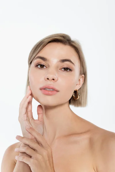 Jeune femme blonde aux épaules nues posant isolée sur gris — Photo de stock