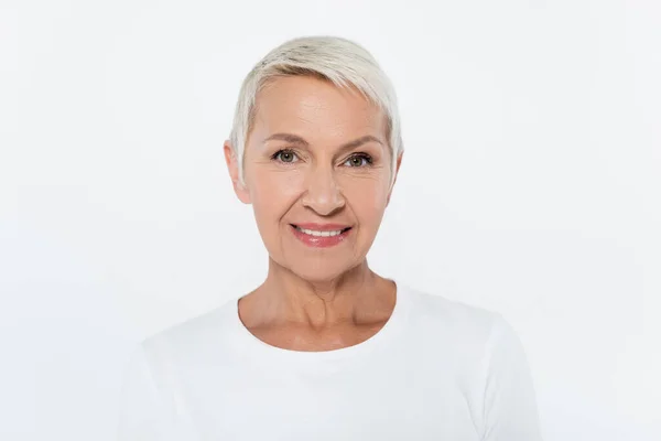 Retrato de mulher idosa sorridente olhando para a câmera isolada no cinza — Fotografia de Stock