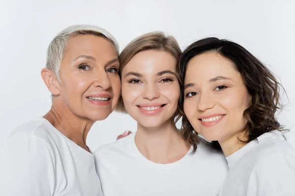 Porträt positiver Frauen, die isoliert auf grau in die Kamera blicken — Stockfoto