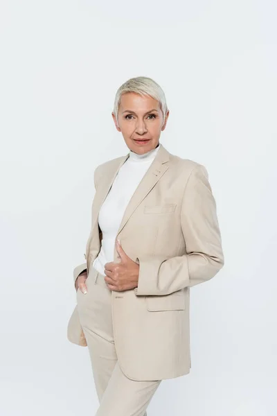 Grauhaarige Geschäftsfrau posiert isoliert auf grauem Feminismus-Konzept — Stockfoto