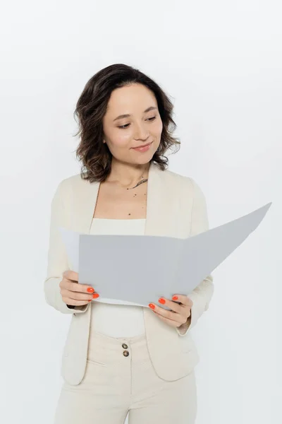 Brunette businesswoman holding paper folder isolated on grey — Stock Photo