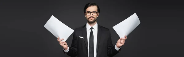 Homme d'affaires avec moustache dans des lunettes tenant des documents sur gris foncé, bannière — Photo de stock