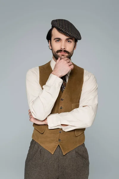 Cher homme avec moustache et vêtements rétro regardant caméra isolé sur gris — Photo de stock