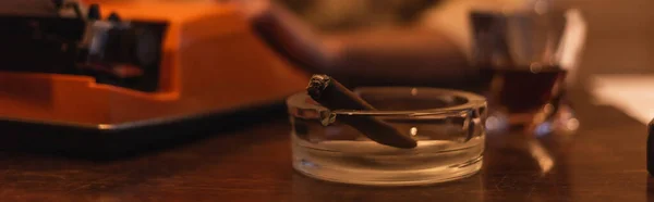 Cendrier avec cigare près de la machine à écrire sur le bureau, bannière — Photo de stock