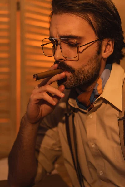 Retrato de hombre con bigote y gafas fumando cigarro - foto de stock